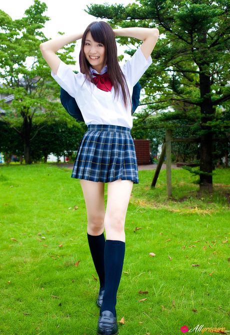 Smuk japansk pige Yurino Sakurai bliver nøgen i hvide knæstrømper ved poolen