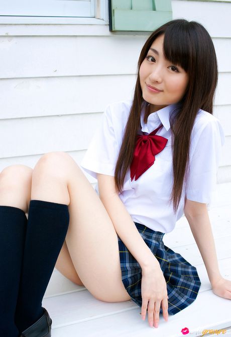 Smuk japansk pige Yurino Sakurai bliver nøgen i hvide knæstrømper ved poolen