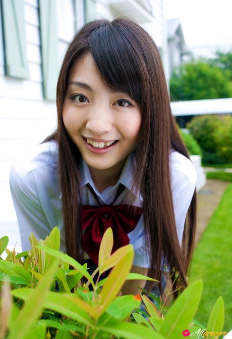 Smuk japansk pige Yurino Sakurai bliver nøgen i hvide knæstrømper ved poolen