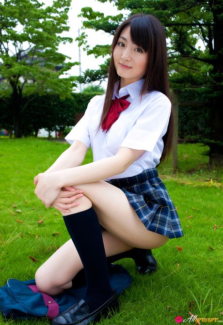 Smuk japansk pige Yurino Sakurai bliver nøgen i hvide knæstrømper ved poolen