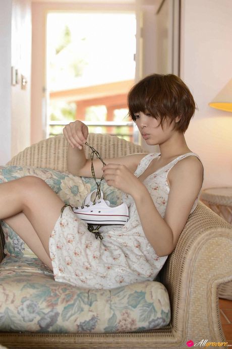 アジアの美女、荒井萌が小さな胸を強調しビキニでポーズをとる