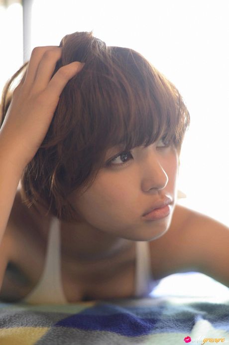 アジアの美女、荒井萌が小さな胸を強調しビキニでポーズをとる
