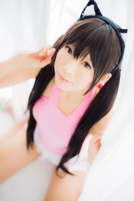 アジアンドールの真白ゆきはセクシーなスタイルで尻尾を振ってモデルをしています