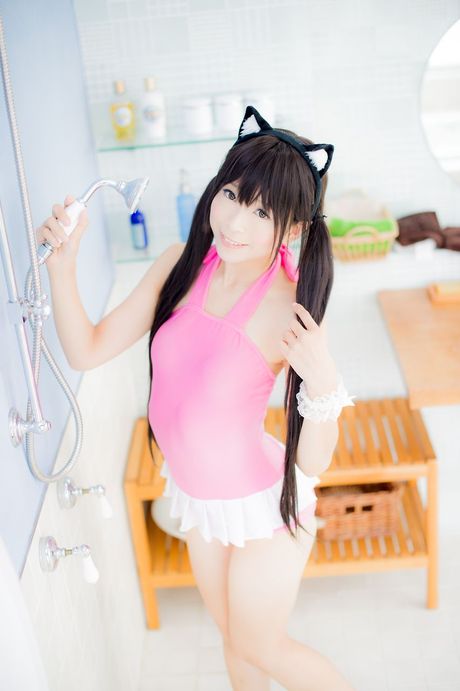 アジアンドールの真白ゆきはセクシーなスタイルで尻尾を振ってモデルをしています