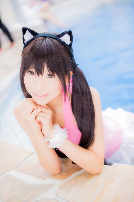 アジアンドールの真白ゆきはセクシーなスタイルで尻尾を振ってモデルをしています