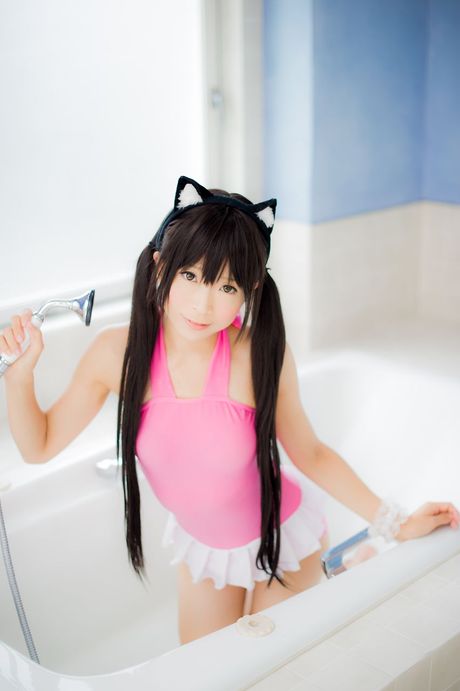 アジアンドールの真白ゆきはセクシーなスタイルで尻尾を振ってモデルをしています