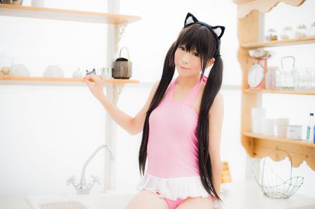 アジアンドールの真白ゆきはセクシーなスタイルで尻尾を振ってモデルをしています