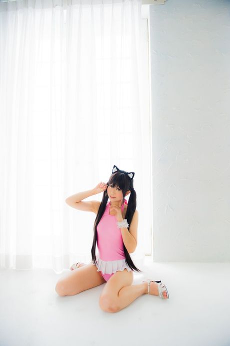 アジアンドールの真白ゆきはセクシーなスタイルで尻尾を振ってモデルをしています