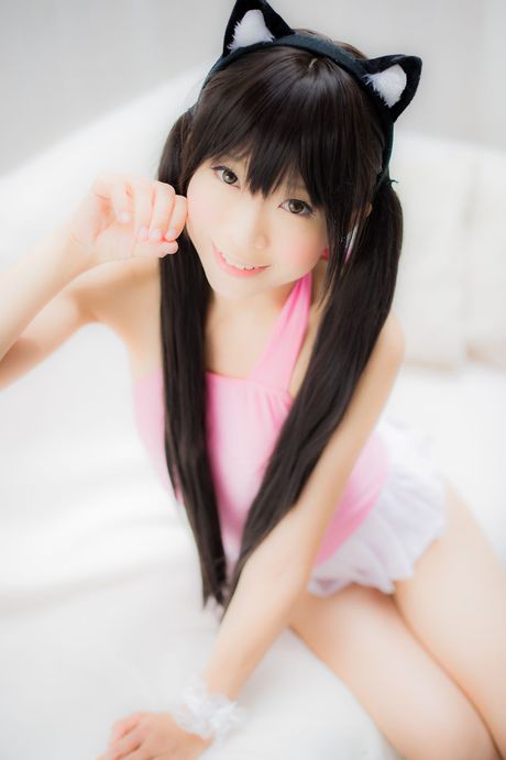 アジアンドールの真白ゆきはセクシーなスタイルで尻尾を振ってモデルをしています