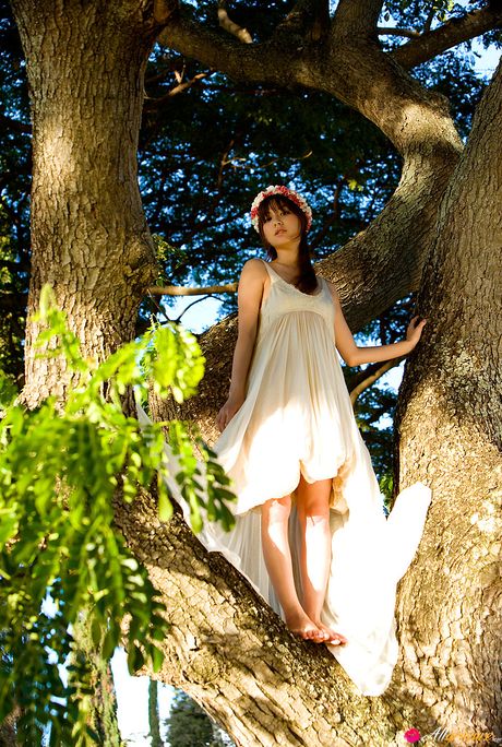 Asian girl Yumi Sugimoto highlights her nice tits and poses in the nude