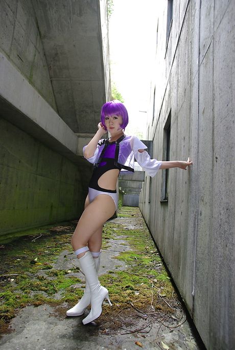 亞洲女孩 Shino Kinbaku 赤裸裸，展現紫色頭髮