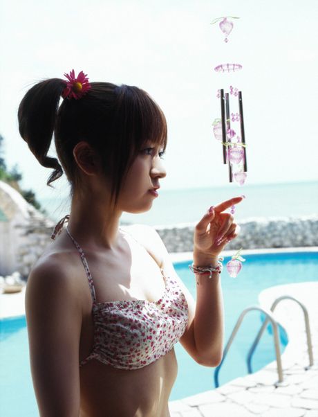 一流的日本美女 Konno Asami 脫下內衣，在獨奏中展示她的全裸