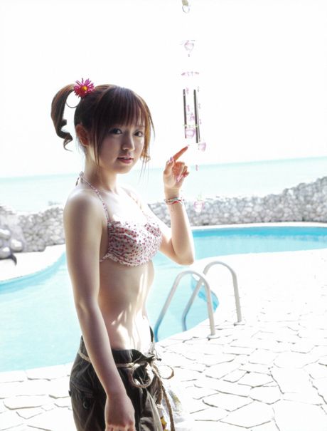 一流の日本の美女紺野あさ美がランジェリーを脱ぎ、ソロで全裸を披露