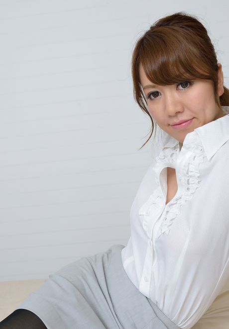 Mami Aizawa er en japansk babe, der elsker at vise sin krop frem