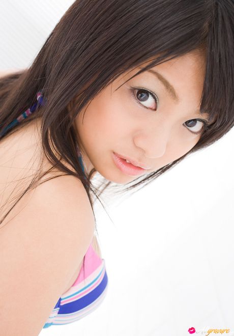 極品亞洲人 Mizuho Tada 展示她的大奶子和剃光的陰部