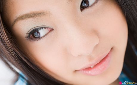 極品亞洲人 Mizuho Tada 展示她的大奶子和剃光的陰部