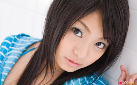 極品亞洲人 Mizuho Tada 展示她的大奶子和剃光的陰部