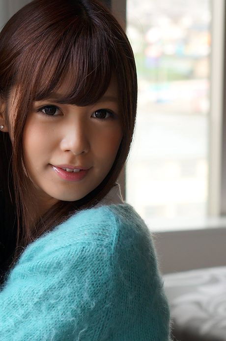 茶色の瞳と優しい笑顔の紺野ひかるはホットな美女