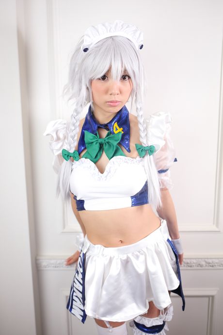 Asiatisk stuepige Love Saotome fremhæver sine enorme bryster og står afsløret nøgen i en solo