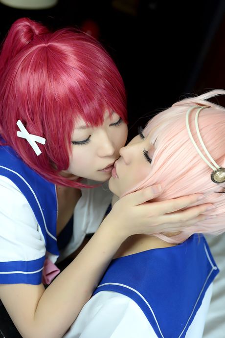 Lyserødhårede skolepiger Higurashi Rin og Yuka kysser, før de klæder sig nøgen