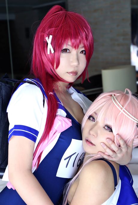 Lyserødhårede skolepiger Higurashi Rin og Yuka kysser, før de klæder sig nøgen