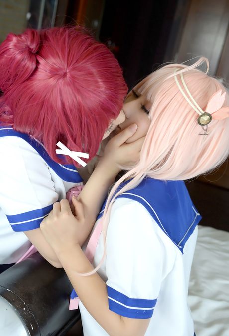 Lyserødhårede skolepiger Higurashi Rin og Yuka kysser, før de klæder sig nøgen