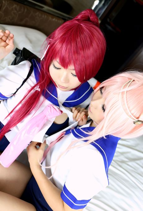 Lyserødhårede skolepiger Higurashi Rin og Yuka kysser, før de klæder sig nøgen