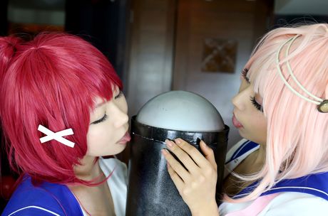 Lyserødhårede skolepiger Higurashi Rin og Yuka kysser, før de klæder sig nøgen