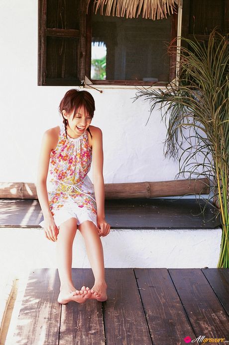 Den asiatiske dukke Akina Minami blotter sine små, små bryster og afslører sig selv nøgen på stranden