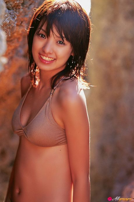 Den asiatiske dukke Akina Minami blotter sine små, små bryster og afslører sig selv nøgen på stranden