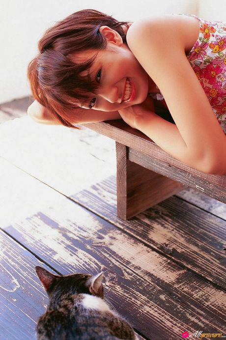 Den asiatiske dukke Akina Minami blotter sine små, små bryster og afslører sig selv nøgen på stranden