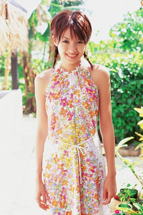 Den asiatiske dukke Akina Minami blotter sine små, små bryster og afslører sig selv nøgen på stranden