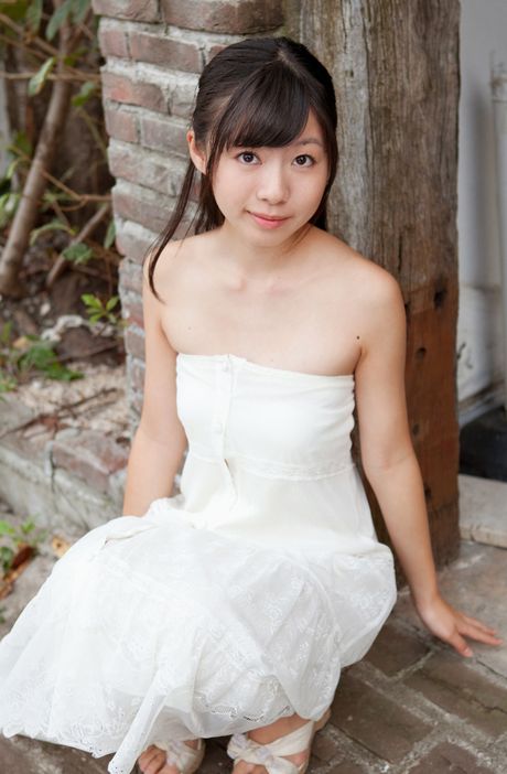 Asiatisk teenager Tenshin Nanao viser sine fantastiske bryster frem og viser sin perfekte krop udendørs