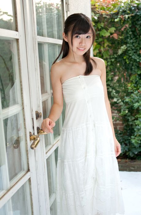 Asian teen Tenshin Nanao displays her amazing boobs and exhibits her perfect body outdoors