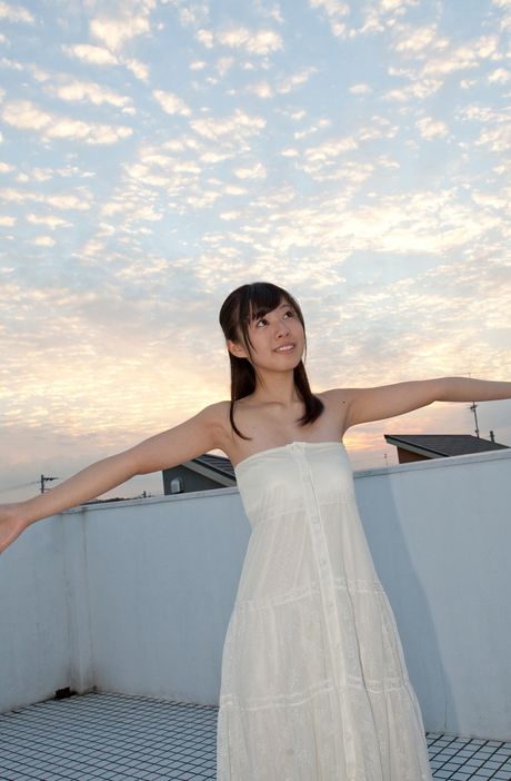 Asian teen Tenshin Nanao displays her amazing boobs and exhibits her perfect body outdoors