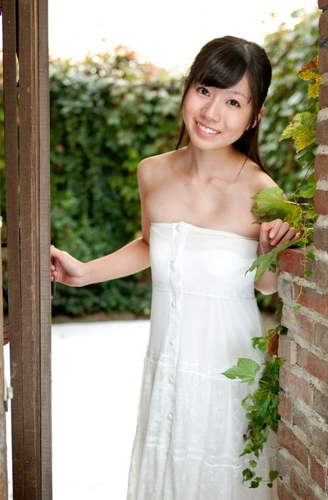 Asiatisk teenager Tenshin Nanao viser sine fantastiske bryster frem og viser sin perfekte krop udendørs