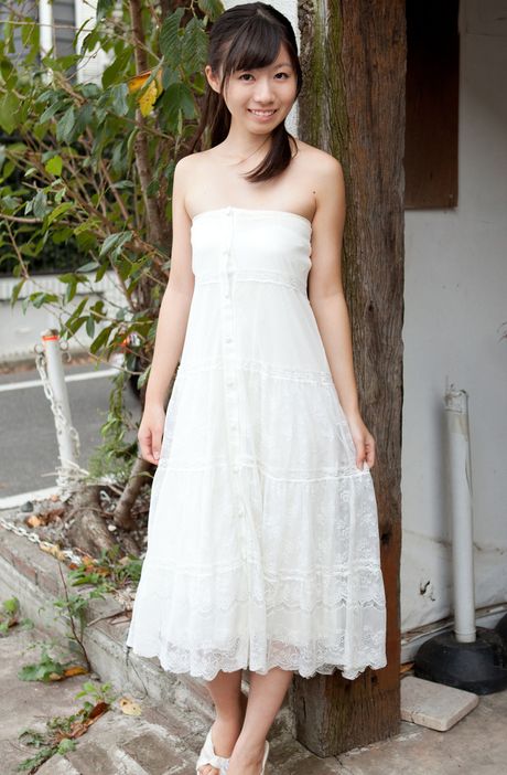 Asian teen Tenshin Nanao displays her amazing boobs and exhibits her perfect body outdoors