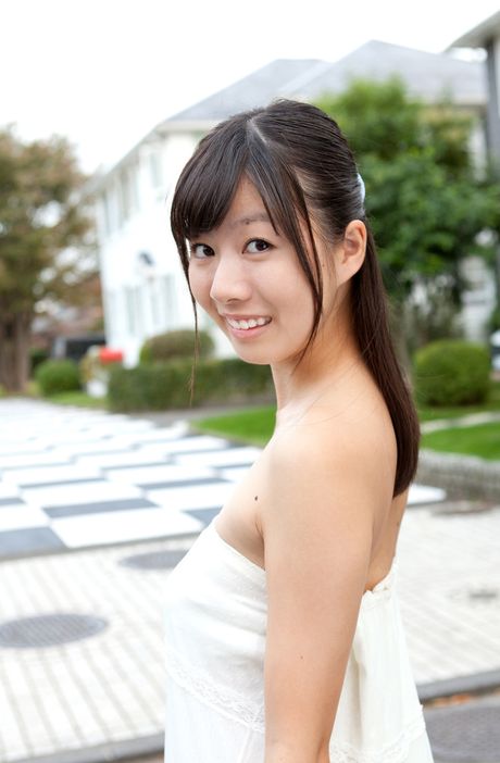 アジアのティーン、七尾天心が素晴らしい胸を披露し、完璧な体を屋外で披露