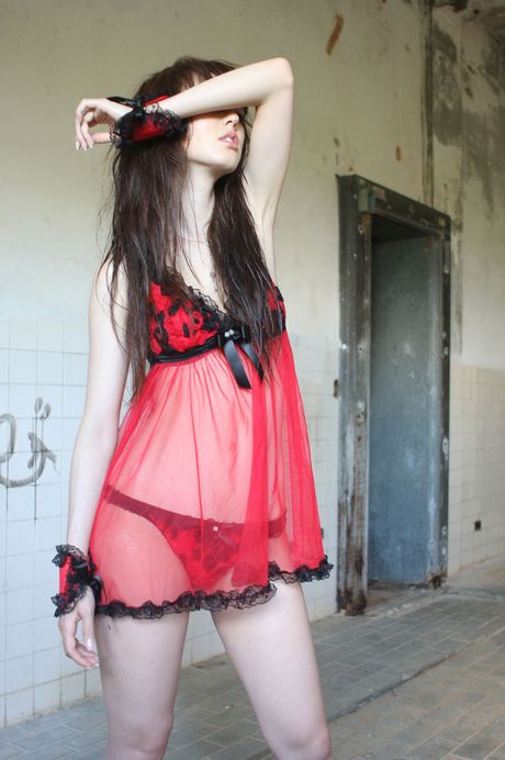 Brown-eyed Japanese babe Rina Akiyama highlights her hot body