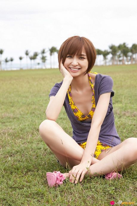 毀滅性的日本美女 Mariko Shinoda 在獨奏中展示了她的大屁股和完美的陰部