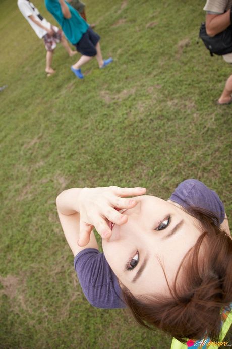 毀滅性的日本美女 Mariko Shinoda 在獨奏中展示了她的大屁股和完美的陰部