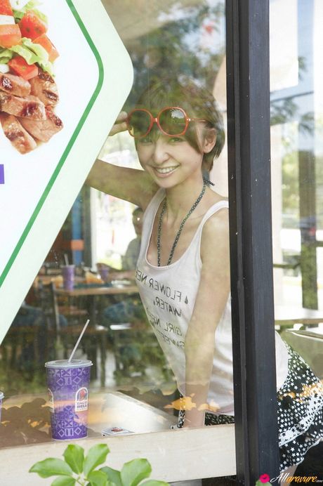 毀滅性的日本美女 Mariko Shinoda 在獨奏中展示了她的大屁股和完美的陰部