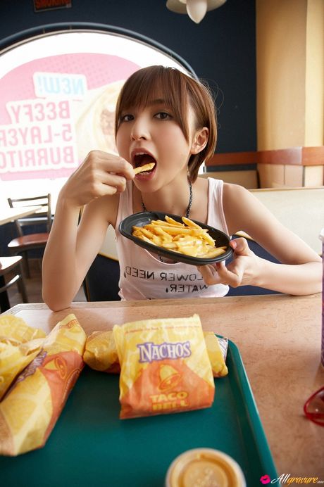 毀滅性的日本美女 Mariko Shinoda 在獨奏中展示了她的大屁股和完美的陰部