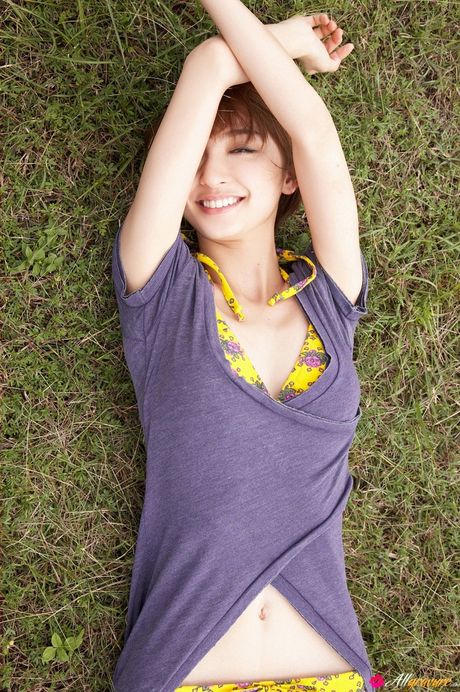 毀滅性的日本美女 Mariko Shinoda 在獨奏中展示了她的大屁股和完美的陰部