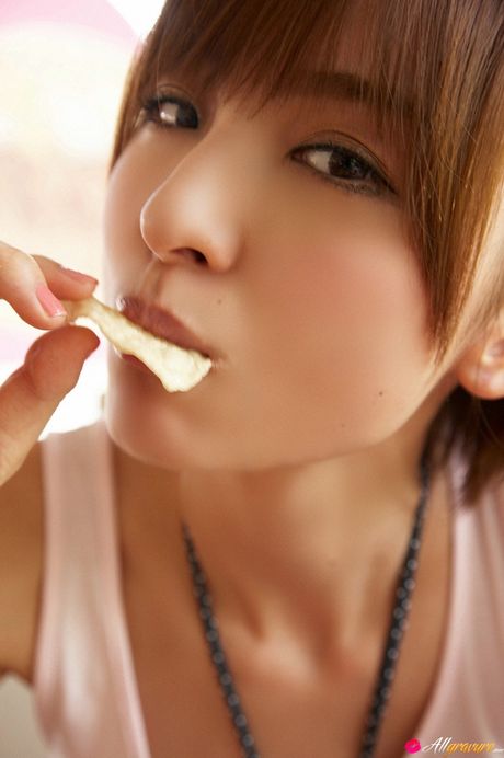 毀滅性的日本美女 Mariko Shinoda 在獨奏中展示了她的大屁股和完美的陰部