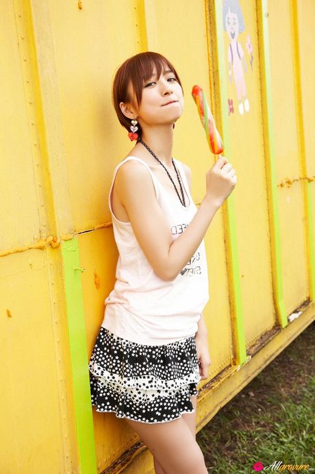 毀滅性的日本美女 Mariko Shinoda 在獨奏中展示了她的大屁股和完美的陰部