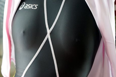 美妙的日本娃娃 Hikaru Konno 展示她的小胸部並穿著泳衣擺姿勢