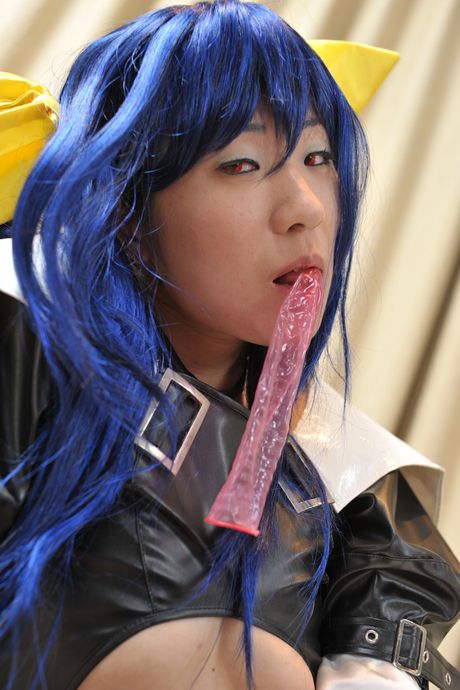 Asiatisk søde Mizuki Akira viser sine fantastiske bryster frem og poserer i strømpebukser
