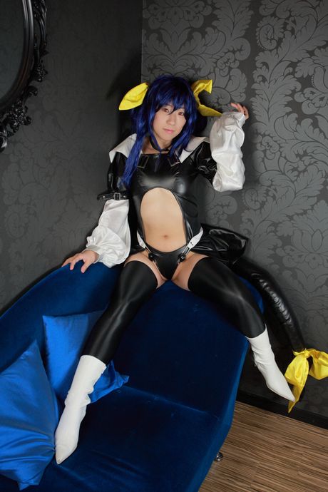 Asiatisk søde Mizuki Akira viser sine fantastiske bryster frem og poserer i strømpebukser