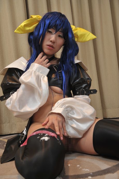 Asiatisk søde Mizuki Akira viser sine fantastiske bryster frem og poserer i strømpebukser